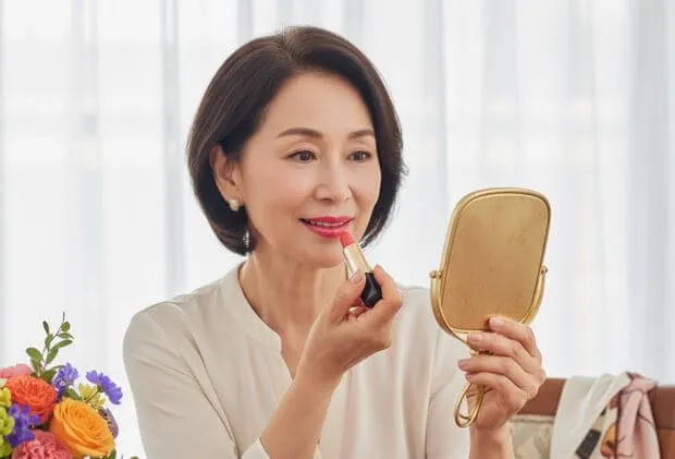 60代の口紅で似合う色を見つける
